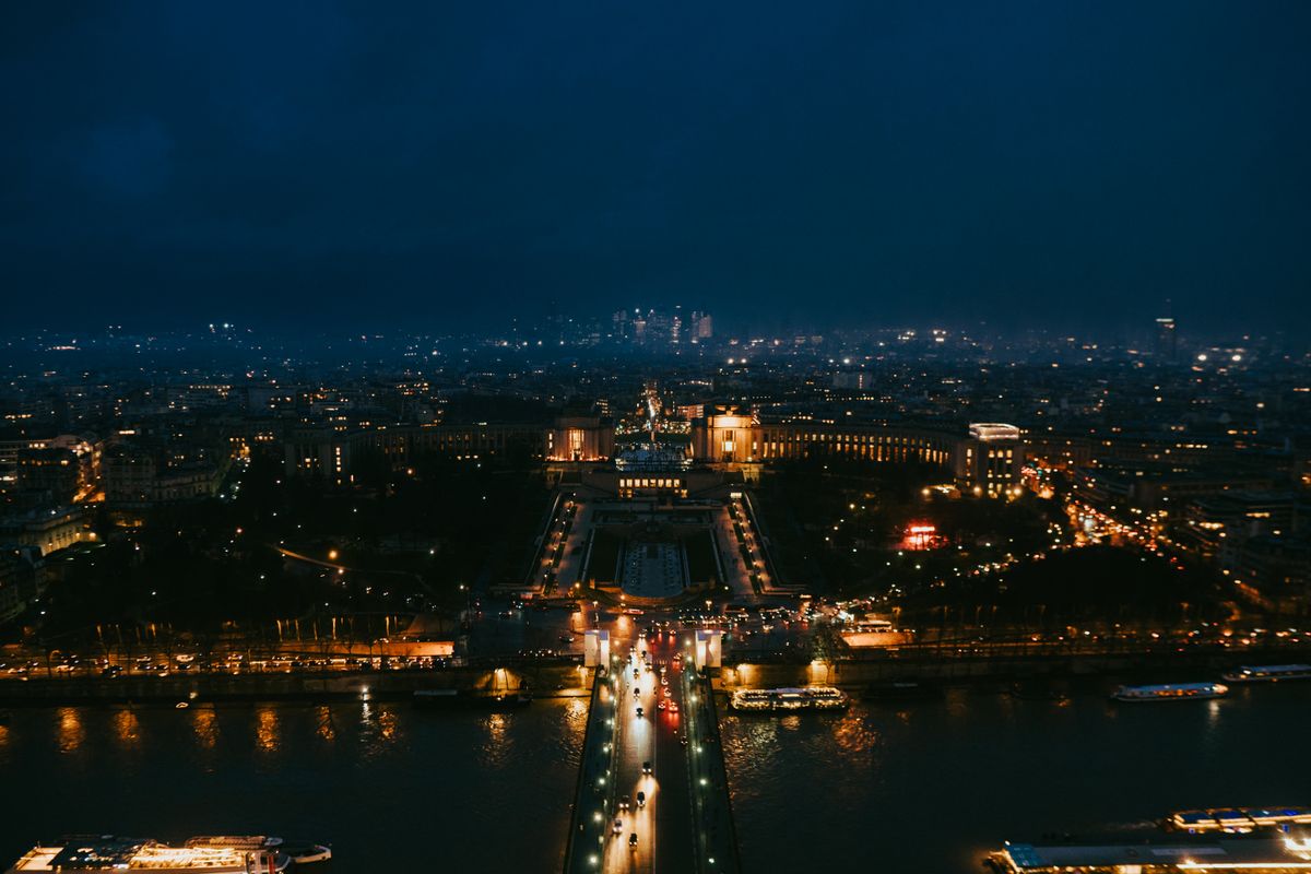 activité paris nuit - Atelier "Créer son propre vin" aux Caves du Louvre : une expérience œnologique nocturne