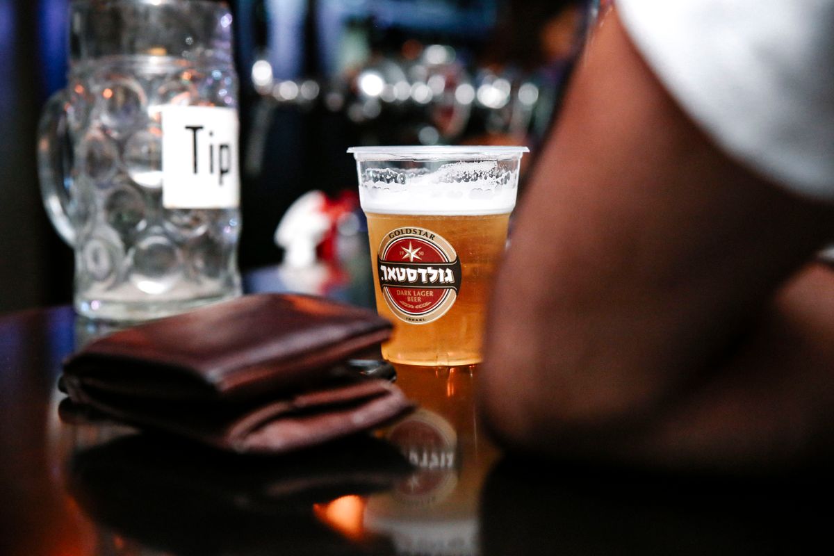 Pourboire dans un bar en France : faut-il en laisser - Qu’est-ce qu’un pourboire ?