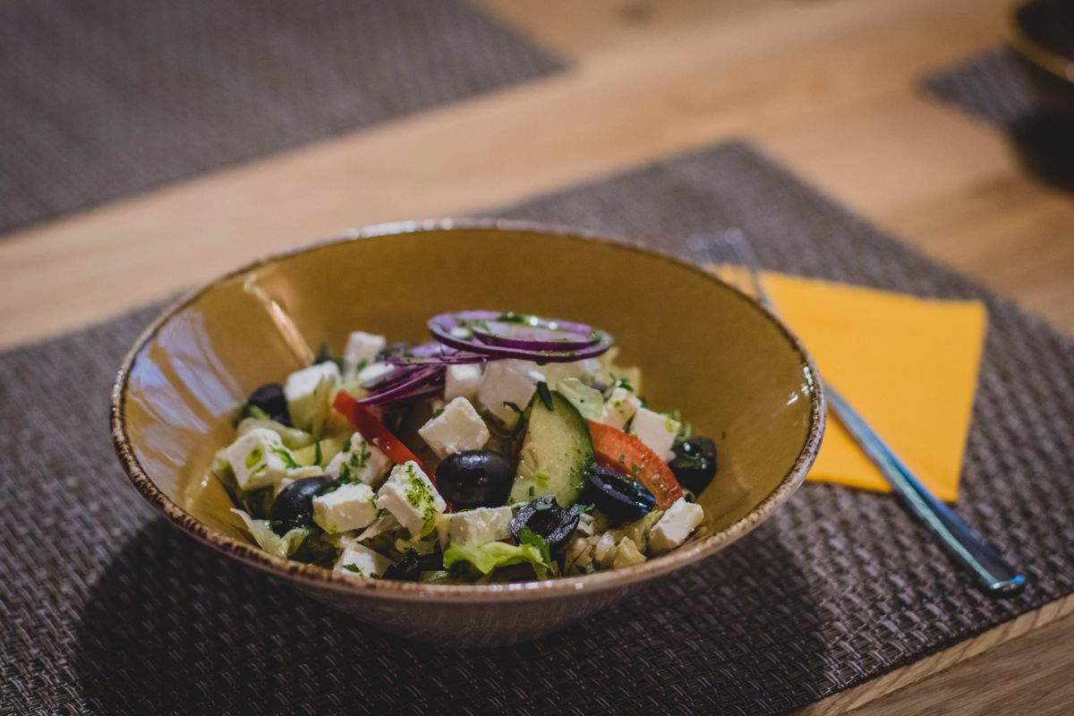 Fricadelle, colombo, salade grecque : 3 recettes faciles - Pourquoi associer fricadelle, colombo et salade grecque dans un même repas ?