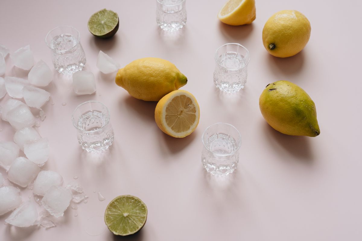 Zeste et twist : comment parfumer un cocktail avec élégance