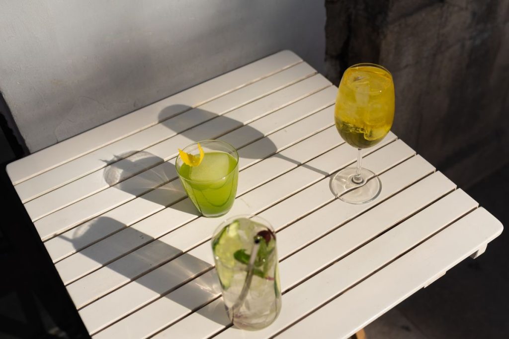 Comment éviter la gueule de bois après cocktails : conseils efficaces