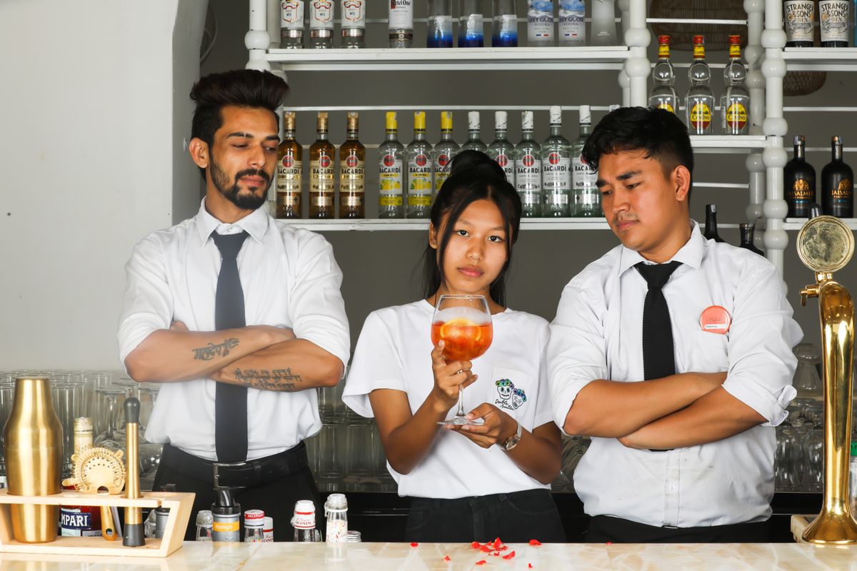 Devenir barman : formations, salaire et parcours professionnel